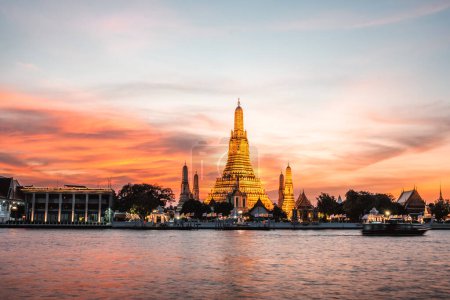 Foto de Templo Wat Arun durante la puesta del sol en el río Chao Praya Bangkok, Tailandia. Foto de alta calidad - Imagen libre de derechos