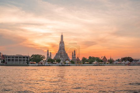 Foto de Templo Wat Arun durante la puesta del sol en el río Chao Praya Bangkok, Tailandia. Foto de alta calidad - Imagen libre de derechos
