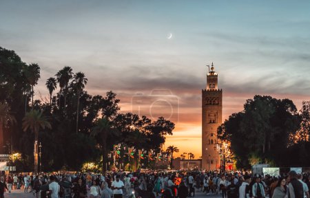 Téléchargez les photos : Mosquée Koutoubia, Marrakech, Maroc la nuit avec une lune vers le coucher du soleil. Photo de haute qualité - en image libre de droit