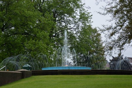 Téléchargez les photos : Fontaine dans le parc aux écluses soo dans la ville de Sault Ste. Marie, Michigan - en image libre de droit