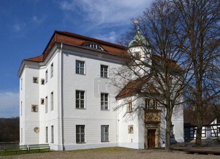Téléchargez les photos : Château de chasse historique dans la forêt Grunewald à Berlin, la capitale de l'Allemagne - en image libre de droit