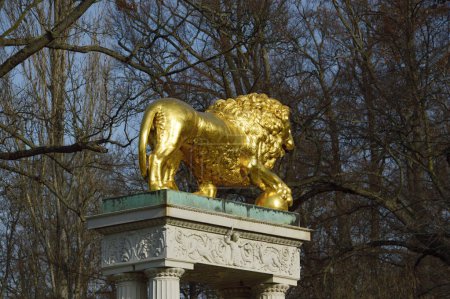 Téléchargez les photos : Golden Lion Statue at Historical Castle in the Neighborhood Glienicke in Berlin, the Capital City of Germany - en image libre de droit
