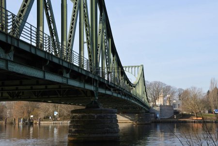 Téléchargez les photos : Historical Bridge Glienicker Bruecke over the River Havel in the Neighborhood Glienicke between Berlin and Potsdam - en image libre de droit