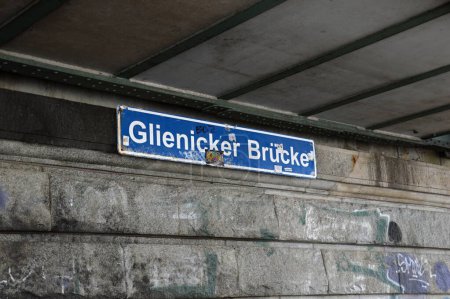 Téléchargez les photos : Sign of the Bridge Glienicker Bruecke over the river havel in the Neighborhood Glienicke, Zehlendorf in Berlin, the Capital City of Germany - en image libre de droit