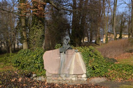 Téléchargez les photos : Statue in Spring in the Park at the Historical Castle Glienicke, Zehlendorf in Berlin, the Capital City of Germany - en image libre de droit