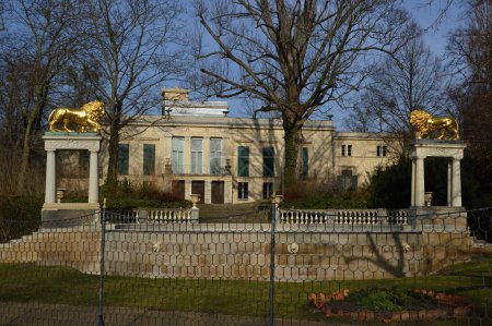 Téléchargez les photos : Historical Castle in Spring in the Neighborhood Glienicke, Zehlendorf in Berlin, the Capital City of Germany - en image libre de droit