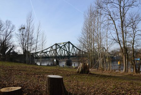 Téléchargez les photos : Historical Bridge Glienicker Bruecke in Spring over the River Havel, between Berlin and Potsdam - en image libre de droit