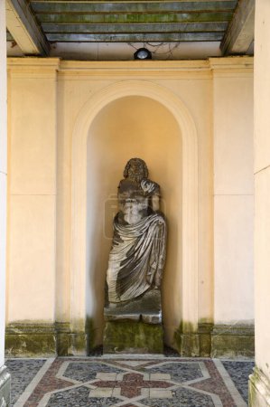Téléchargez les photos : Statue at the Historical Castle in the Neighborhhod Glienicke, Zehlendorf in Berlin, the Capital City of Germany - en image libre de droit