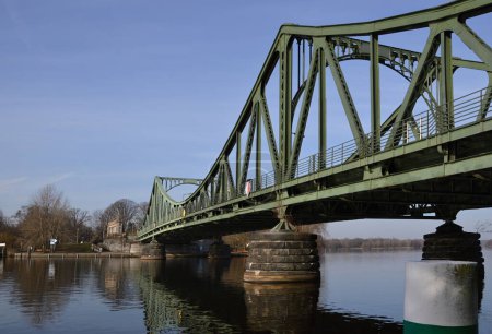 Téléchargez les photos : Historical Bridge Glienicker Bruecke over the River Havel between Berlin and Potsdam - en image libre de droit