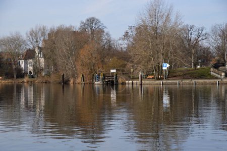Téléchargez les photos : Panorama at the River Havel in Spring in the Neighborhood Glienicke, Zehlendorf in Berlin, the Capital City of Germany - en image libre de droit