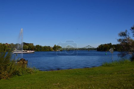 Téléchargez les photos : Panorama sur le Havel au pont Glienicker Bruecke, Potsdam - Berlin - en image libre de droit