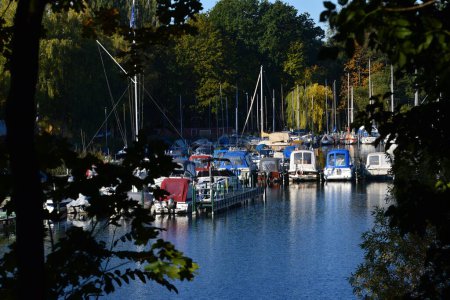 Téléchargez les photos : Marina à l'automne au lac Tegeler Voir à Berlin, la capitale de l'Allemagne - en image libre de droit