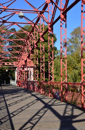 Téléchargez les photos : Pont historique Sechserbruecke à l'automne au lac Tegeler Voir à Berlin, la capitale de l'Allemagne - en image libre de droit
