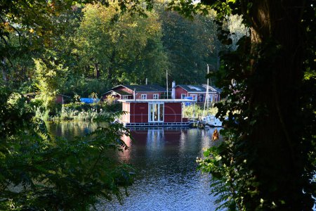 Téléchargez les photos : Automne au lac Tegeler Voir dans le quartier Tegel à Berlin, la capitale de l'Allemagne - en image libre de droit