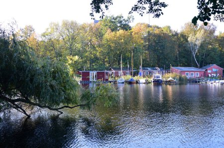 Téléchargez les photos : Marina à l'automne au lac Tegeler Voir dans le quartier Tegel à Berlin, la capitale de l'Allemagne - en image libre de droit