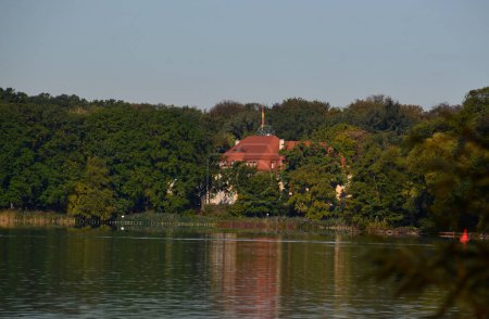 Téléchargez les photos : Panorama à l'automne au lac Tegeler Voir dans le quartier Tegel à Berlin, la capitale de l'Allemagne - en image libre de droit