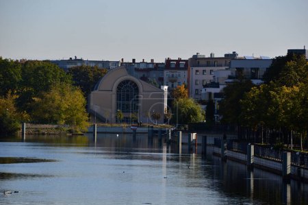 Téléchargez les photos : Panorama au lac Tegeler Voir dans le quartier Tegel à Berlin, la capitale de l'Allemagne - en image libre de droit