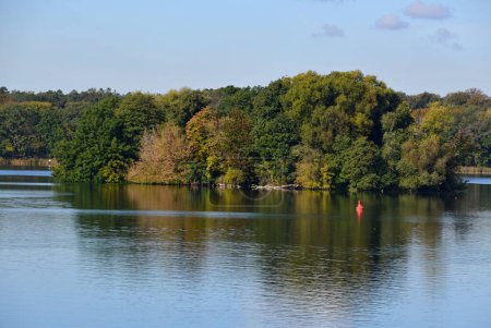 Téléchargez les photos : Panorama au lac Tegeler Voir dans le quartier Tegel à Berlin, la capitale de l'Allemagne - en image libre de droit