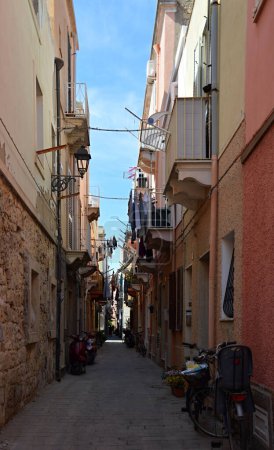 Foto de Calle estrecha en el casco antiguo de Carloforte en la isla San Pietro, Cerdeña, Italia - Imagen libre de derechos