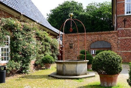 Téléchargez les photos : Jardin dans la ville Husum à la mer du Nord, Schleswig - Holstein - en image libre de droit