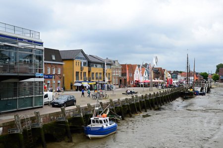 Téléchargez les photos : Port pendant la marée basse dans la ville Husum à la mer du Nord, Schleswig - Holstein - en image libre de droit