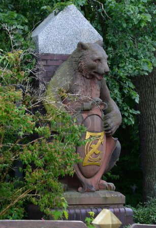 Foto de Estatua de oso en el Canal Landwehrkanal en el Zoo en el barrio Charlottenburg en Berlín, la capital de Alemania - Imagen libre de derechos