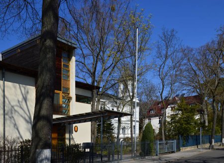 Téléchargez les photos : Villa au printemps dans le quartier Grunewald à Berlin, la capitale de l'Allemagne - en image libre de droit