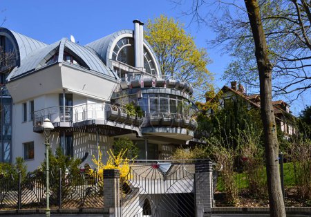 Téléchargez les photos : Villa moderne au printemps dans le quartier Grunewald à Berlin, la capitale de l'Allemagne - en image libre de droit