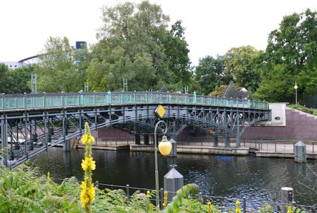Foto de Puente sobre el Canal Landwehrkanal entre los barrios Charlottenburg y Tiergarten en Berlín, la capital de Alemania - Imagen libre de derechos