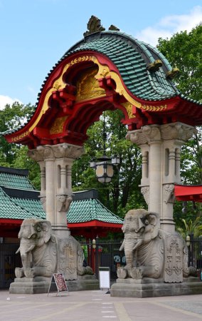 Foto de Puerta histórica del elefante en el zoológico del barrio Charlottenburg en Berlín, la capital de Alemania - Imagen libre de derechos