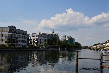 Téléchargez les photos : Bâtiments modernes dans le port du quartier Tegel à Berlin, la capitale de l'Allemagne - en image libre de droit