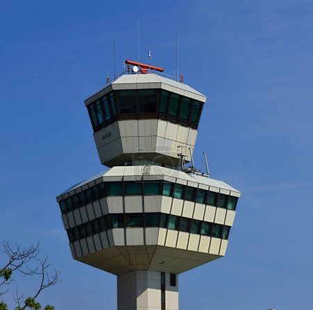Téléchargez les photos : Tour de l'ancien aéroport international du quartier Tegel à Berlin, la capitale de l'Allemagne - en image libre de droit