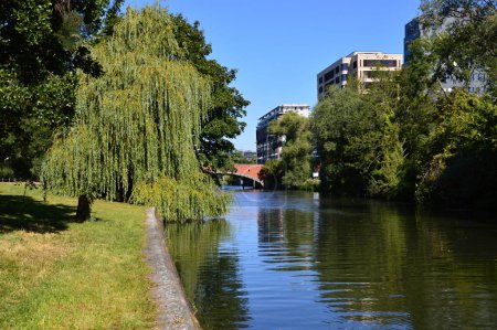 Foto de Panorama en el Canal Landwehrkanal en el barrio Charlottenburg en Berlín, la capital de Alemania - Imagen libre de derechos