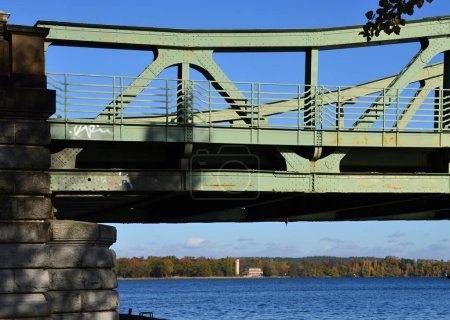 Herbst an der Glienicker Brücke über die Havel zwischen Potsdam und Berlin
