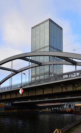 Wieża i most kolejowy w sąsiedztwie Treptow w Berlinie, stolicy Niemiec