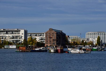Marina jesienią na rzece Szprewa na półwyspie stralau w Berlinie, stolicy Niemiec