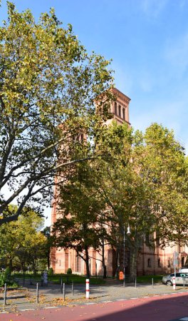 Téléchargez les photos : Église d'automne dans le quartier Kreuzberg à Berlin, la capitale de l'Allemagne - en image libre de droit
