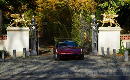 Téléchargez les photos : Château historique et voiture dans le quartier Glienicke à Berlin, la capitale de l'Allemagne - en image libre de droit