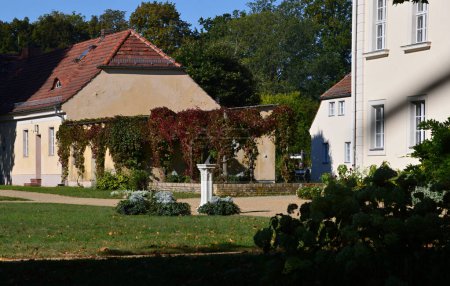 Historisches Schloss und Park im Dorf Sacrow, Potsdam, Brandenburg