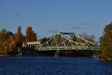 Panorama jesienią na moście Glienicker Bruecke między Poczdamem a Berlinem