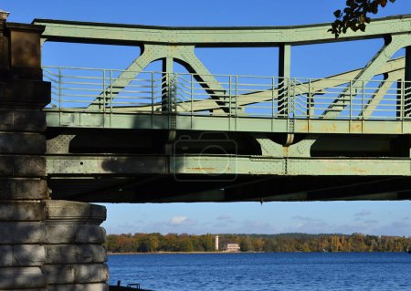 Téléchargez les photos : Automne au pont Glienicker Bruecke entre Potsdam et Berlin - en image libre de droit