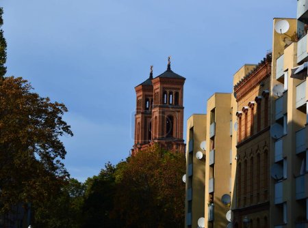 Iglesia histórica en otoño en el barrio de Kreuzberg en Berlín, la capital de Alemania