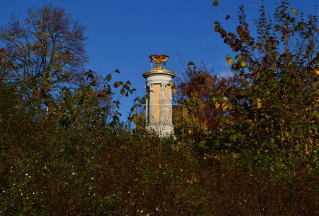 Jesień w historycznym zamku Glienicke w Berlinie, stolicy Niemiec