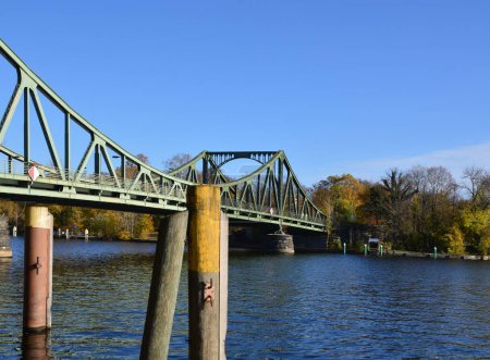 Jesień na moście Glienicker Bruecke między Poczdamem a Berlinem