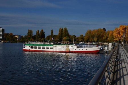 Schiff auf der Spree im Herbst im Stadtteil Rummelsburg in Berlin, der Hauptstadt Deutschlands