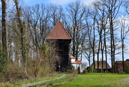 Historische Kirche im Frühling im Dorf Meinerdingen, Walsrode, Niedersachsen