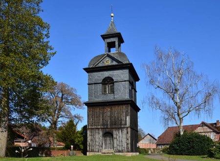 Église historique au printemps dans le village Dueshorn, Walsrode, Basse-Saxe