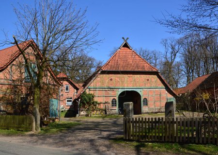 Historischer Bauernhof im Dorf Altenboitzen, Niedersachsen