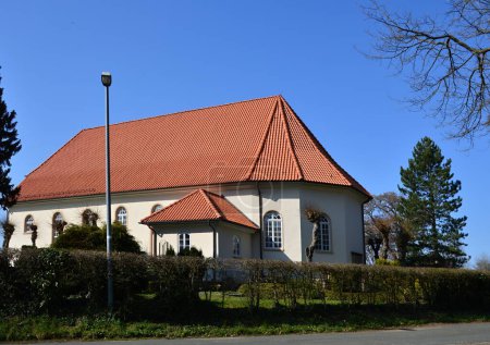 Église historique au printemps dans le village Dueshorn, Walsrode, Basse-Saxe