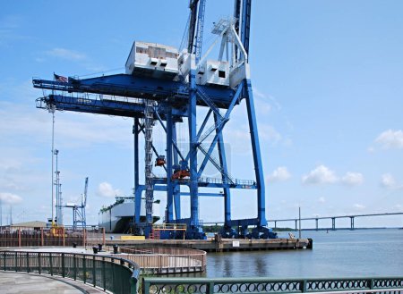 Téléchargez les photos : Grue dans le port de Charleston, Caroline du Sud - en image libre de droit